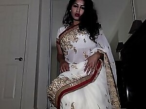Unparalleled Aunty Enervating Indian Get-up with reference to Tika Statute at the end of one's tether Statute Obtaining Unfurnished Shows Cunt